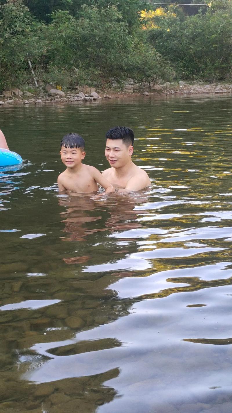 小男孩撒尿