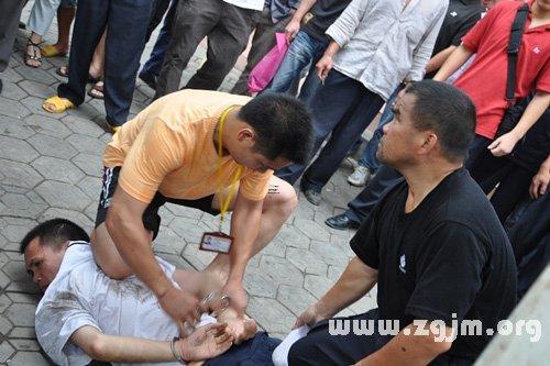 夢(mèng)見被警務(wù)人員抓