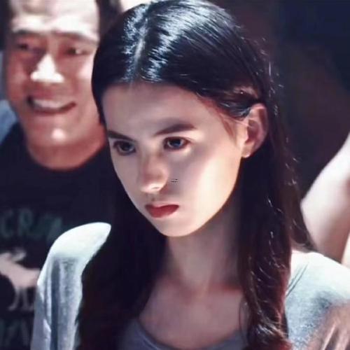 眉骨高得女人