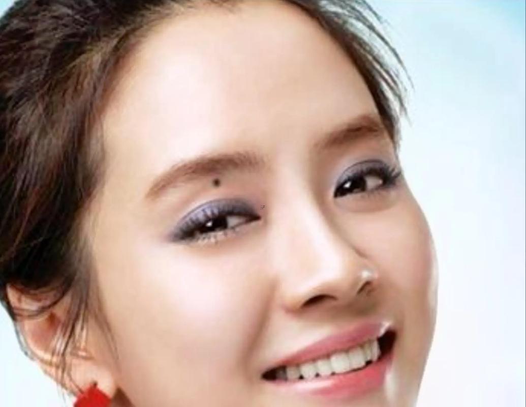 右眼下有痣的女人
