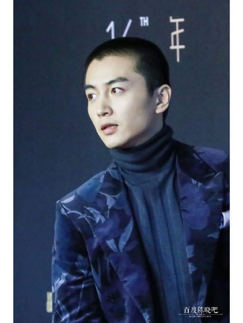 有美人尖的男人