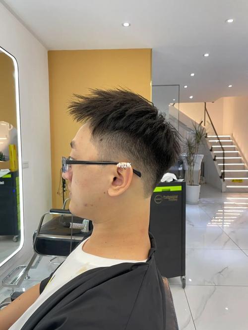 男生頭發(fā)硬