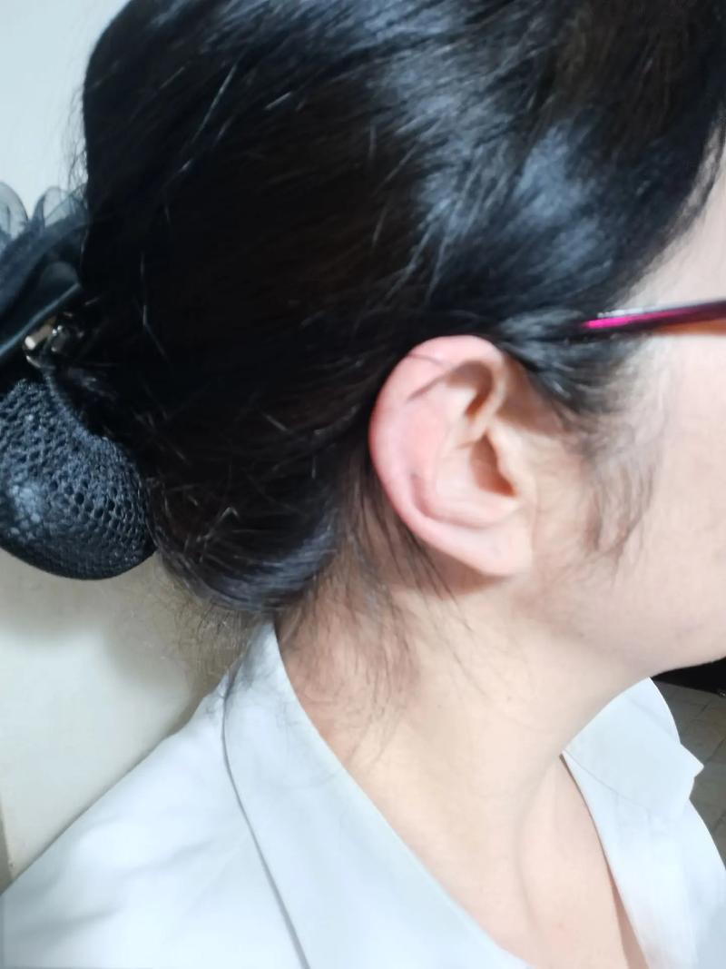右耳朵發(fā)熱