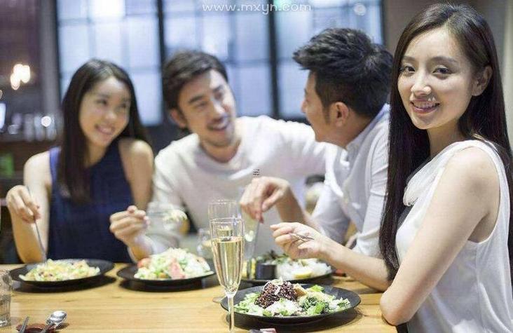 夢(mèng)見許多人吃飯