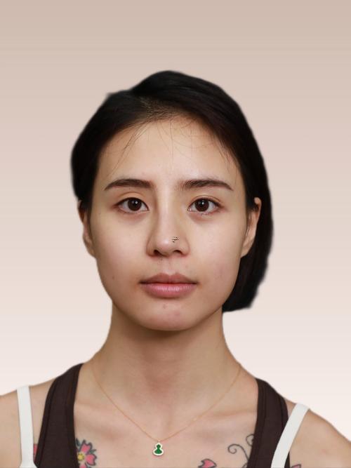 人中歪的女人面相
