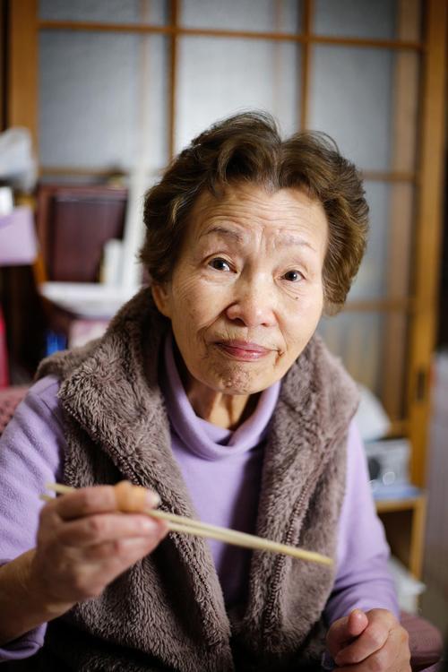 嫗何事意思
