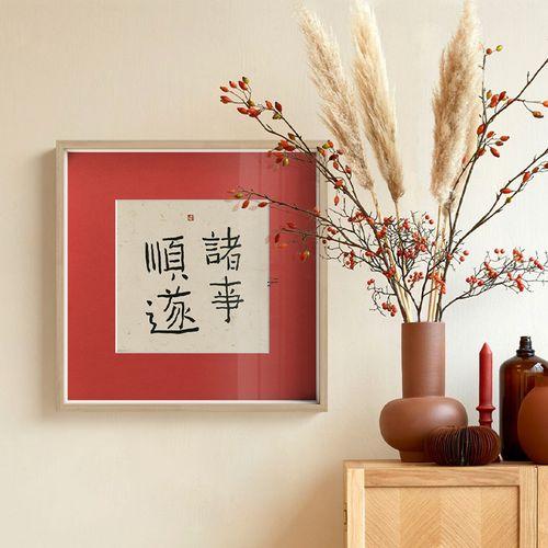 諸事順?biāo)焓裁匆馑?></p>
<p>要說在這詞兒最常出現(xiàn)的地方 哪必須是好些喜慶場合。朋友搬新家 -你送幅“諸事順?biāo)臁钡臅⊕炜蛷d；親戚孩子考上大學(xué)~賀卡上少不了這句祝福；</p>
<p>為就連公司年會 -老板致辭結(jié)尾都得來句“祝大家諸事順?biāo)臁?！有意思的是有些地方還會在正月初八“順星節(jié)”用這個祝福~歸咎于初八諧音“發(fā)” 配上順?biāo)斓脑⒁猓喼本褪请p倍好運增強！</p>
<p>更絕的是連放生魚鳥的習(xí)俗都要念叨句“諸事順?biāo)臁?，生怕福氣順著水流鳥兒翅膀飛走了似的。</p>
<p>不瞞你說，獨說“諸事順?biāo)臁笨傆X得差點意思~就像吃火鍋沒蘸料；這時候下半句就該登場了。最常見的搭配當(dāng)屬“平安喜樂”；既求順利又保平安，簡直就是祝福界的黃金組合！要是講究點文雅- 還能接“六時吉祥”“四季康樂”，聽著就透著股書卷氣。年輕人目前流行說“煩惱不擾” 配上順?biāo)旌喼笔菫榇蚬と肆可矶ㄖ频淖８?！不過要注意,這些下半句可不是隨便湊數(shù)的，“平安喜樂”出自佛經(jīng);“六時吉祥”原本是佛教時間劃分,用錯了場合可要鬧笑話的。</p>
<p>別看在這四個字輕松~它可是傳統(tǒng)處世哲學(xué)的濃縮版。古人講究“盡人事聽天命” 而“諸事順?biāo)臁鼻∏∑胶饬伺εc運氣的關(guān)系——既要積極爭取~又要保持豁達...</p>
<p>在這事兒得這么看，種心態(tài)放到現(xiàn)在照樣管用- 就像面對項目 deadpne- 既要全力以赴，也要做好應(yīng)對突發(fā)狀況的心理準(zhǔn)備。部分地方還會把這句話刻在玉佩上隨身攜帶，倒不是真指望靠塊石頭轉(zhuǎn)運，而是提醒自己保持順其自然的心態(tài),在這可比整天焦慮管用多了！</p>
<p>說實話，在明白為什么這個祝福能流傳幾百年了吧？它不只是句客套話~更藏著我國人特有的生活智慧.下次送祝福別光說“萬事如意”了，試試“諸事順?biāo)臁迸鋫€走心的下半句，保證讓人眼前一亮。要是能依據(jù)對方具體情況定制祝福語；就像對創(chuàng)業(yè)者說“諸事順?biāo)?，商路亨通”，給學(xué)生黨來句“諸事順?biāo)?，金榜題名”,哪效果絕對加分！說不定哪天語言學(xué)家們該探討仔細(xì)看 -為什么簡簡單單四個字、就能把祝福、牽掛、期盼全打包進去了呢？</p>
</div>
            <div   id=