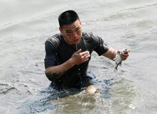 夢見河里抓魚