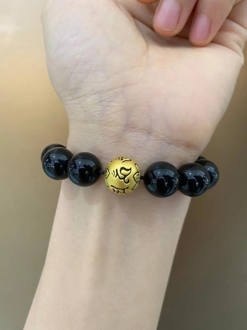 男性轉(zhuǎn)運(yùn)珠戴在哪其實(shí)一個手