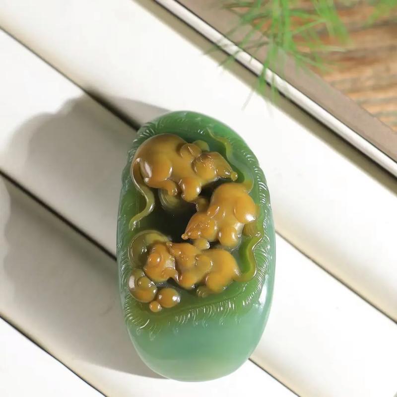 屬狗的能帶數(shù)錢鼠玉吊墜嗎