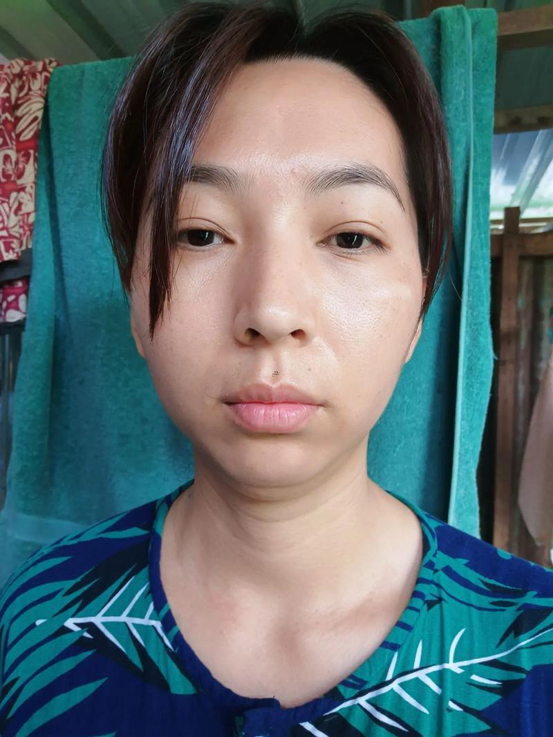 下巴有個凹陷