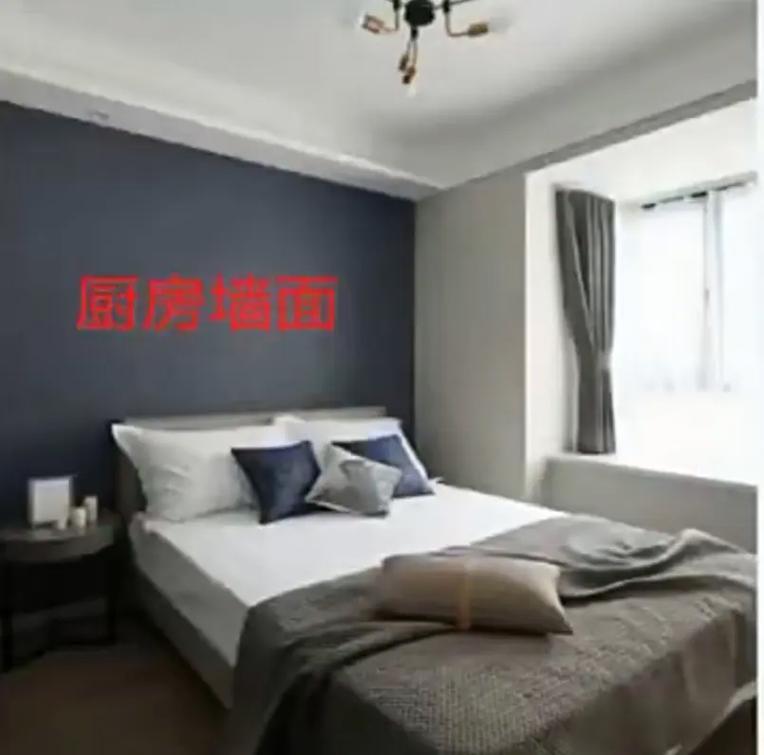 床對(duì)著窗戶