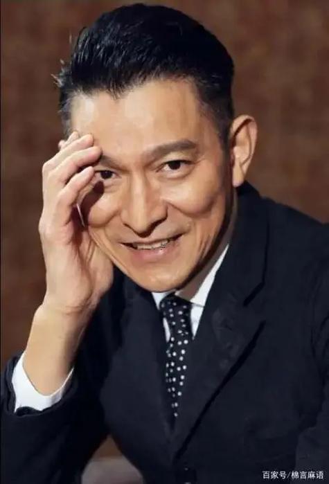 眉毛里有痣的男人