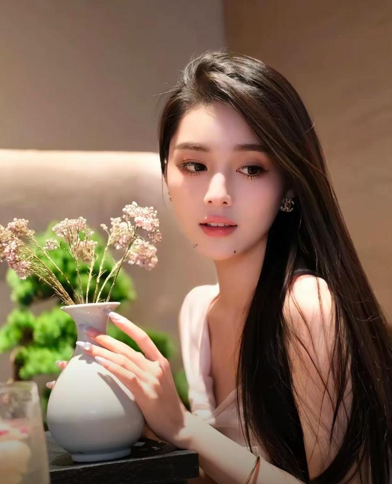 右嘴角有痣的女人
