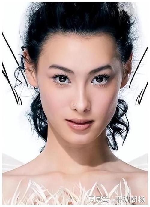 耳朵高于眉毛的人