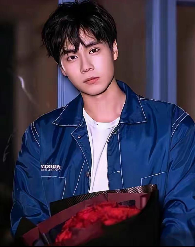 鼻子上有痣的男人