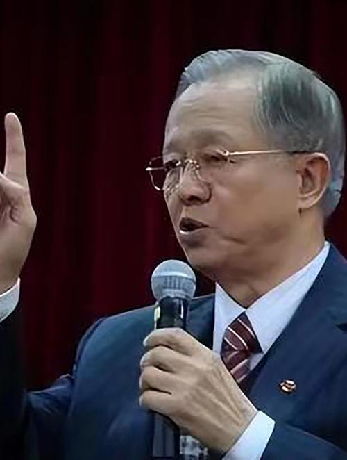 頭頂?shù)男?></p>
<p>從下次對(duì)鏡梳頭時(shí)試試看端詳下自己的發(fā)旋！這個(gè)小小的生命印記；既承載著宇宙規(guī)律的神奇- 也映照出文化傳承的智慧?？茖W(xué)告訴各位發(fā)旋只是毛囊的排列游戲，但人文視角下它又是與眾不同的生命符號(hào)。大概真正的奧秘在于：接納身體的特征;更要相信后天雕琢的力量。就像參天大樹不會(huì)在意年輪圖案，生命的精彩永遠(yuǎn)在于向上生長(zhǎng)的姿態(tài)！你有什么想法？</p>
</div>
            <div   id=