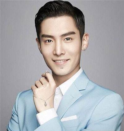 額頭高的男人