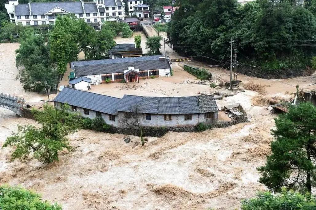 夢見山洪水沖下來