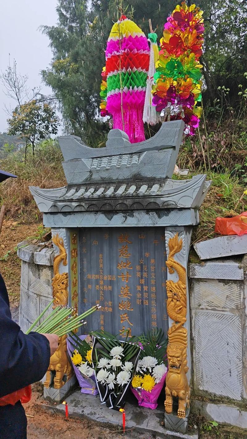 夢(mèng)見(jiàn)墳?zāi)?></p>
<p><strong>2.代際區(qū)別的夢(mèng)境表達(dá)</strong></p>
<p><strong>70后</strong>多夢(mèng)見(jiàn)傳統(tǒng)土墳;關(guān)注遺產(chǎn)繼承問(wèn)題！</p>
<p><strong>90后</strong>常出現(xiàn)藝術(shù)化墓碑，折射個(gè)性化生死觀...</p>
<p><strong>3.科技時(shí)代的解夢(mèng)革新</strong></p>
<p>說(shuō)實(shí)話 -緒分析工具露出來(lái)，夢(mèng)見(jiàn)香火旺盛者- 腦電波中α波活躍度提升12%；證實(shí)此類夢(mèng)境具備情緒安撫作用。</p>
<p><strong>香火繚繞：祭祀文化的潛意識(shí)再現(xiàn)</strong></p>
<p><strong>1.儀式行為的心理補(bǔ)償</strong></p>
<p>無(wú)法回鄉(xiāng)祭祖的游子，通過(guò)夢(mèng)境完成情感補(bǔ)償。某北漂青年連續(xù)三年清明夢(mèng)見(jiàn)燒香 -后辭職返鄉(xiāng)創(chuàng)業(yè)成功.</p>
<p><strong>2.商業(yè)場(chǎng)景的隱喻轉(zhuǎn)換</strong></p>
<p>創(chuàng)業(yè)者夢(mèng)見(jiàn)客戶變成祭拜者，也許暗示：</p>
<p>產(chǎn)品缺乏創(chuàng)新（香火代表陳舊模式）</p>
<p>你猜怎么著？重構(gòu)用戶關(guān)系（調(diào)整祭祀距離）</p>
<p><strong>將來(lái)之鏡：夢(mèng)境研究的跨界可能</strong></p>
<p>對(duì)神經(jīng)科學(xué)發(fā)現(xiàn)- 夢(mèng)見(jiàn)香火時(shí)大腦海馬體異常活躍、大概與記憶重構(gòu)機(jī)制有關(guān)！建議建立夢(mèng)境日記數(shù)據(jù)庫(kù)，結(jié)合可穿戴設(shè)備監(jiān)測(cè)生理指標(biāo)；著將為心理健康預(yù)警提供新思路！對(duì)于普通個(gè)體- 記錄夢(mèng)境細(xì)節(jié)并觀察三個(gè)月內(nèi)的現(xiàn)實(shí)關(guān)聯(lián)，往往能發(fā)現(xiàn)潛在的人生轉(zhuǎn)機(jī)。正如某個(gè)例子所示：某女性持續(xù)夢(mèng)見(jiàn)墳場(chǎng)點(diǎn)香，三個(gè)月后意外獲得跨國(guó)工作機(jī)遇——那些燃燒的香火,可能正是潛意識(shí)指引的光芒。</p>
</div>
            <div   id=